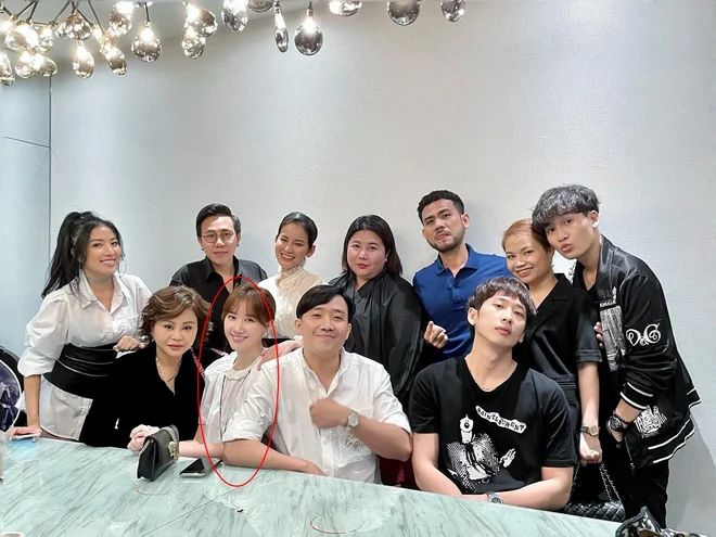 Tối 6/2, Trấn Thành hạnh phúc chia sẻ khoảnh khắc mừng sinh nhật bên Hari Won và hội bạn thân. Tuy nhiên điều khiến netizen đổ dồn sự chú ý đó là vòng 2 lùm lùm của Hari Won khi diện trang phục rộng rãi. Đến hiện tại, nữ ca sĩ vẫn chưa lên tiếng về nghi vấn này. Tuy nhiên, không loại trừ khả năng đây chỉ là thói quen ăn vận trang phục rộng rãi của bà xã Trấn Thành. Trấn Thành và Hari Won kết hôn đến nay đã gần 5 năm nên ai cũng mong muốn họ sớm có tin vui.