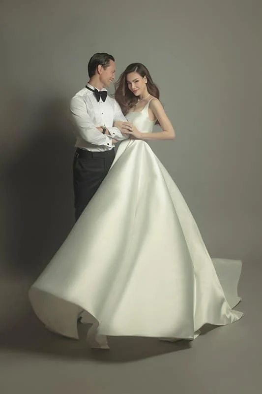 NTK Lý Quý Khánh bất ngờ đăng tải hình ảnh Hà Hồ và Kim Lý trong trang phục cưới. Đây là mẫu thiết kế riêng cho vợ chồng nữ ca sĩ. Điều này đã khiến dân tình xôn xao rằng đám cưới của cặp đôi Hà Hồ - Kim Lý sẽ sớm được tổ chức. Trong những hình ảnh