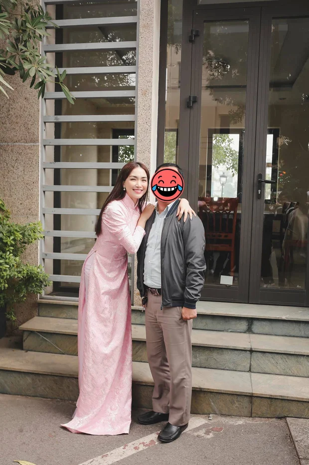 Mới đây, Hoà Minzy đã có buổi gặp gỡ thân thiết với người hâm mộ tại Hà Nội. Nổi tiếng chiều fan, nữ ca sĩ đã chụp ảnh với từng khán giả. Tuy nhiên dưới bức ảnh Hòa Minzy chụp cùng 1 người đàn ông, netizen đã bình luận: