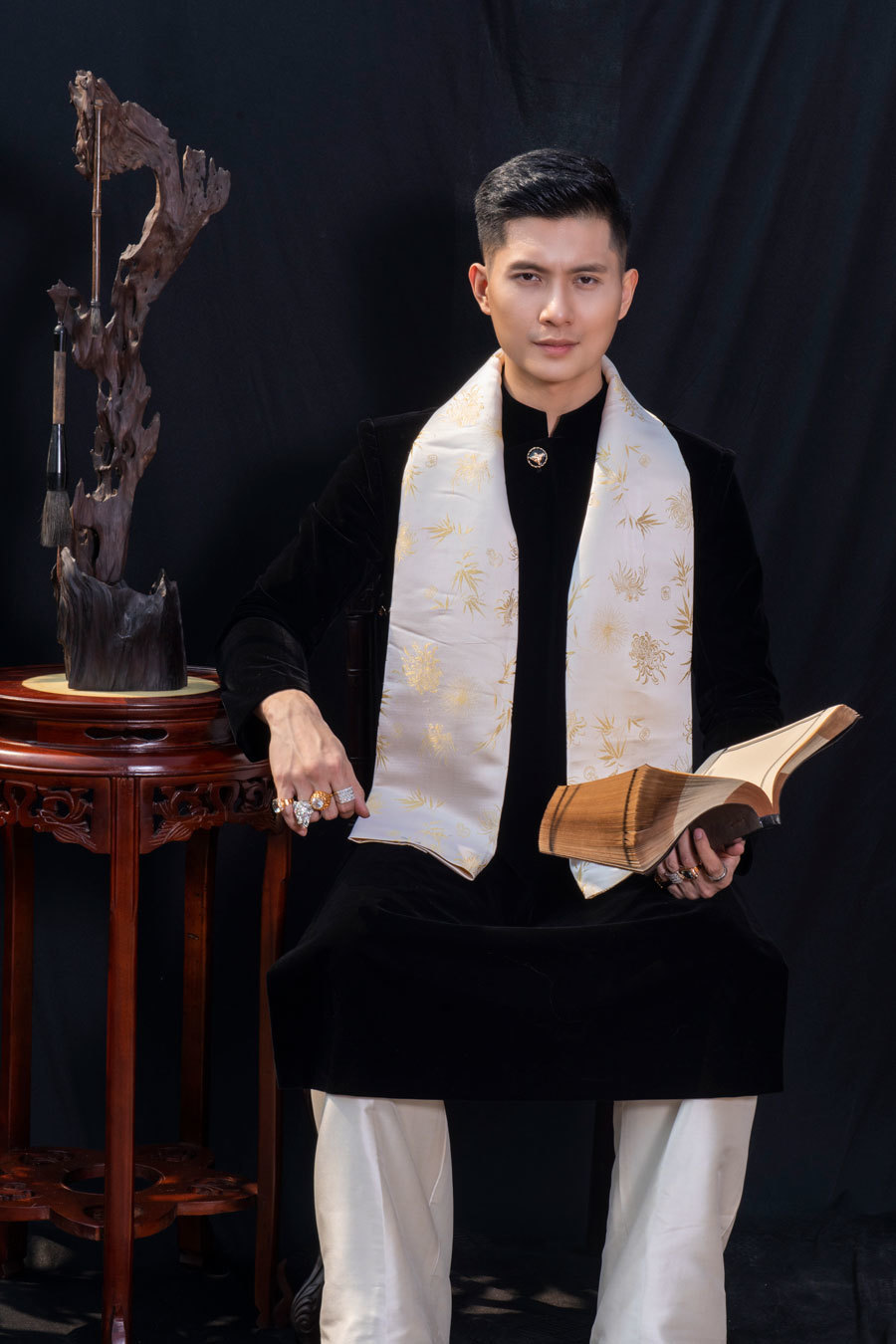 Vẻ điển trai của Lâm Bảo Châu lần đầu bị lu mờ đi phần nào bởi những chiếc nhẫn kim cương. Chiếc nhẫn đôi với Lệ Quyên cũng xuất hiện trên tay Bảo Châu.