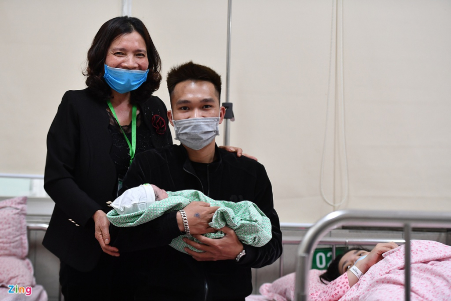 Một trong những công dân nhí đầu tiên của năm Tân Sửu cất tiếng khóc chào đời tại Bệnh viện Phụ sản Hà Nội. (Ảnh: Zing)