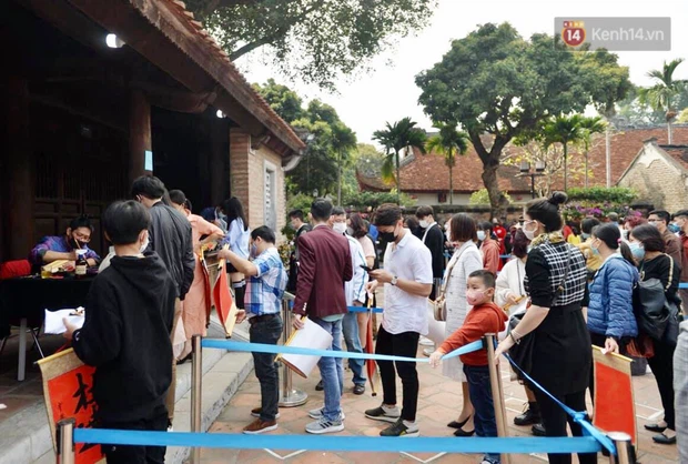 Khu vực lấy chữ cũng được phân luồng và người dân phải giữ khoảng cách với nhau (ảnh: kenh14)
