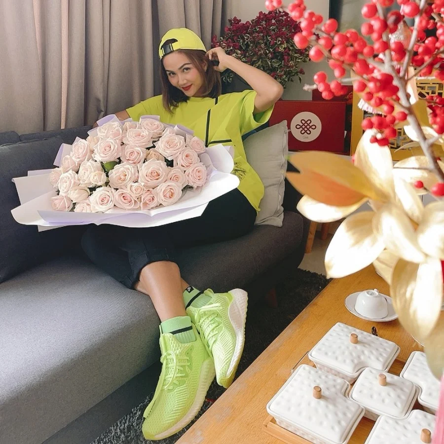 H'Hen Niê chia sẻ món quà Valentine được nhận từ ai đó. Đăng ảnh tạo dáng bên bó hoa hồng to đẹp, chân dài Ê Đê viết kèm:
