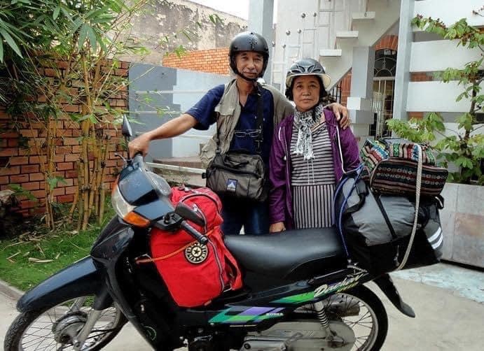 Ông bà Mong Phước Minh - Nguyễn Thị Thu Cúc cùng chiếc xe máy đi phượt của mình. (Ảnh: Vnexpress)    
