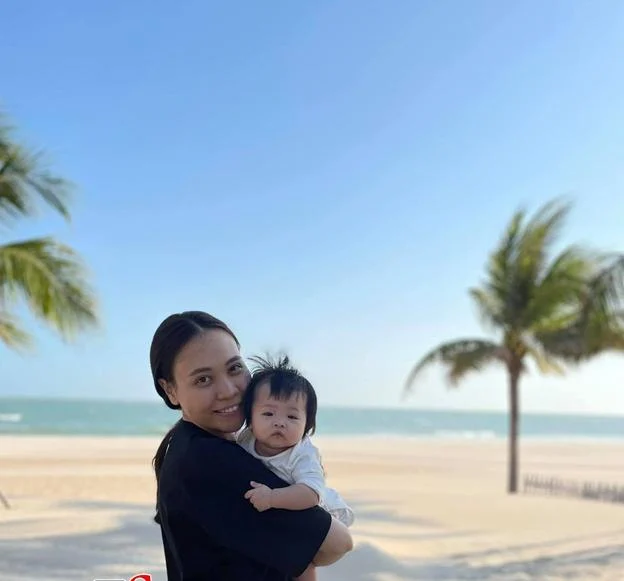 Cường Đô La khoe chuyến đi biển, cả hai âu yếm tiểu công chúa Suchin, trông vô cùng hạnh phúc. Tuy nhiên, khiến dân mạng chú ý hơn cả là ngoại hình Đàm Thu Trang qua camera thường. Cô đen nhẻm, phờ phạc, bọng mắt to, gương mặt không mấy thanh thoát so với dung mạo thường thấy. Tuy nhiên, bức hình ảnh này được chụp với điều kiện ngược sáng, nhan sắc Đàm Thu Trang vô tình bị ông xã