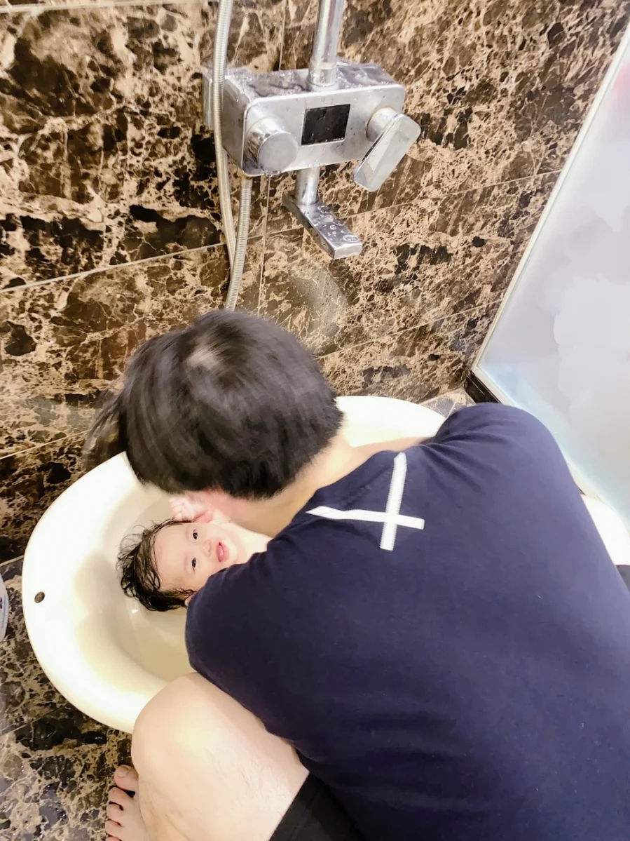 Đông Nhi đăng ảnh Ông Cao Thắng thay vợ đưa bé Winnie đi tắm. Theo đó, cô đã chụp được ngay khoảnh khắc công chúa nhìn ba với gương mặt khá phấn khích. Đến Đông Nhi cũng phải hờn ghen: “Mùng 6 của đôi tình nhân trẻ. Ganh tị quá, ngày nào mẹ cũng tắm cho nhưng ít khi thấy nàng ta hớn như vậy”.
