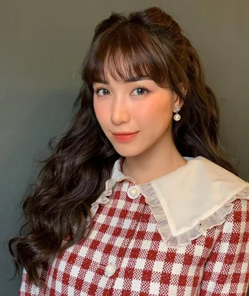 Hòa Minzy đã có hành động ấm lòng dành cho quê nội Hải Dương. Quản lý Hoà Minzy xác nhận nữ ca sĩ đã ủng hộ tỉnh Hải Dương 50 triệu đồng để phục vụ công tác phòng chống dịch Covid-19.