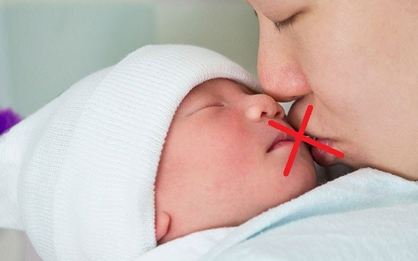 Trong mùa dịch Covid -19 không nên hôn trẻ sơ sinh