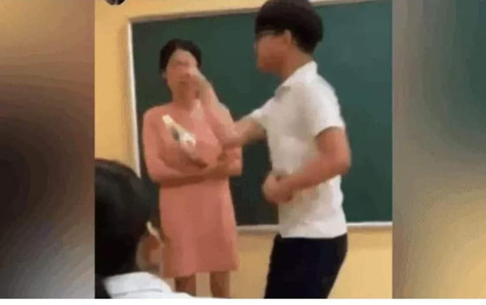 Hình ảnh nam sinh tát cô giáo ngay trên bục giảng xảy ra hồi tháng 5-2020 - Ảnh: cắt từ clip
