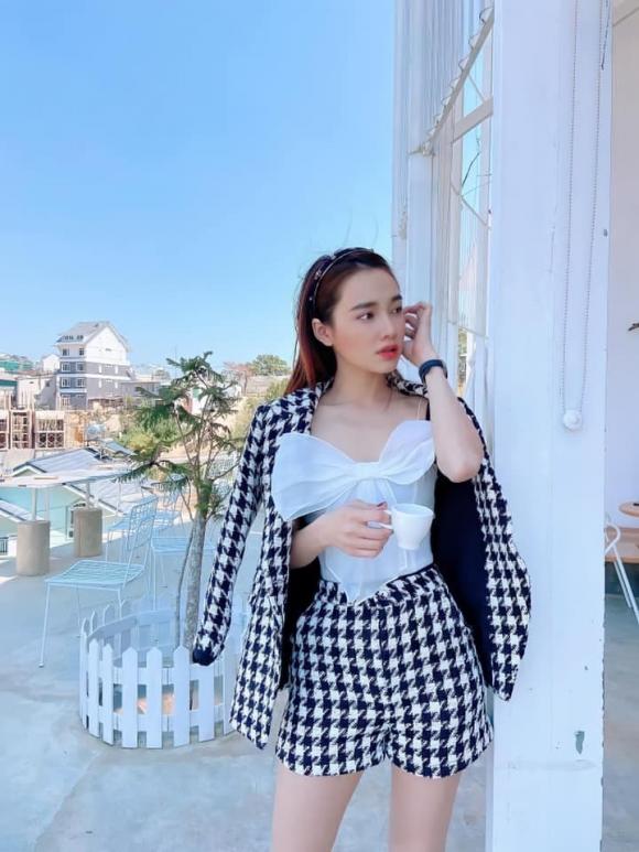 Nhã Phương đăng tải loạt ảnh khoe vóc dáng sau 7 ngày Tết. Cô than thở ông xã nấu quá nhiều đồ ăn đậm vị Tết khiến cô phải khẩn cấp giảm cân. “Qua 8 cái bánh Tét cùng nhiều thể loại đồ̀ ăn đậm chất Tết do ai chuẩn bị thì mọi người cũng biết rồi. Thì đến hôm nay, xin được dừng ăn để giữ vóc dáng được không ạ?”, nữ diễn viên viết. Nhiều người khen Trường Giang quá đảm đang khi chăm sóc vợ đâu ra đấy những ngày Tết. Tuy nhiên, khi nhìn loạt ảnh của Nhã Phương, nhiều người vẫn nhận định cô còn khá gầy không cần giảm cân nữa.