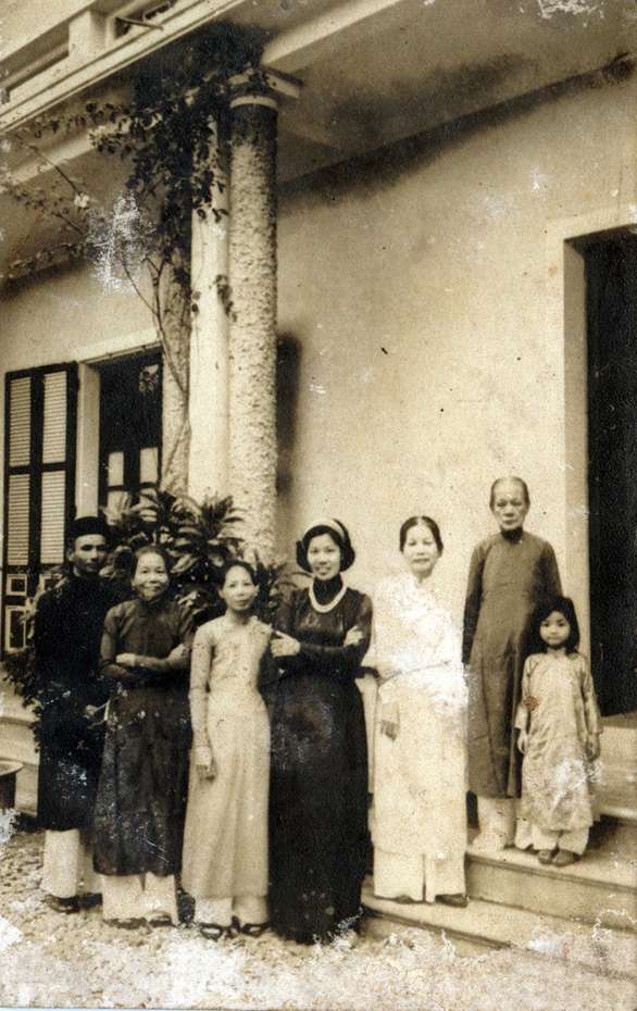 Cung nữ Lê Thị Dinh (thứ 3 từ trái sang) trong một bức ảnh chụp chung cùng đức Từ Cung - Ảnh: nhà nghiên cứu Trịnh Bách cung cấp    