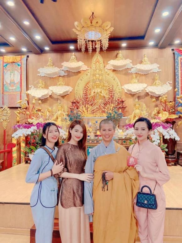 Nhã Phương đăng ảnh cùng mẹ ruột đi chùa cầu an. Nhã Phương trích dẫn một đoạn phỏng vấn của thần tượng cô – Lee Hyori: “Có lẽ đơn giản chỉ là cuộc sống hiện tại thôi. Vì không biết điều gì sẽ xảy ra trong tương lai, nên tôi càng trân trọng và biết ơn hiện tại. Nếu ngày nào đó bạn cảm thấy như bị cả thế giới bỏ rơi, hãy ra ngoài và ngước nhìn lên bầu trời rộng lớn này. Bạn sẽ thấy sự tồn tại của mình được bao bọc trong 1 tình yêu vô hạn. Và thật hạnh phúc khi chúng ta vẫn còn được sống.” Ai cũng khen ngợi nhan sắc ngày càng xinh đẹp của cô. Dù trang điểm sương sương nhưng Nhã Phương vẫn rất nổi bật. Đặc biệt mẹ ruột của cô rất phúc hậu.