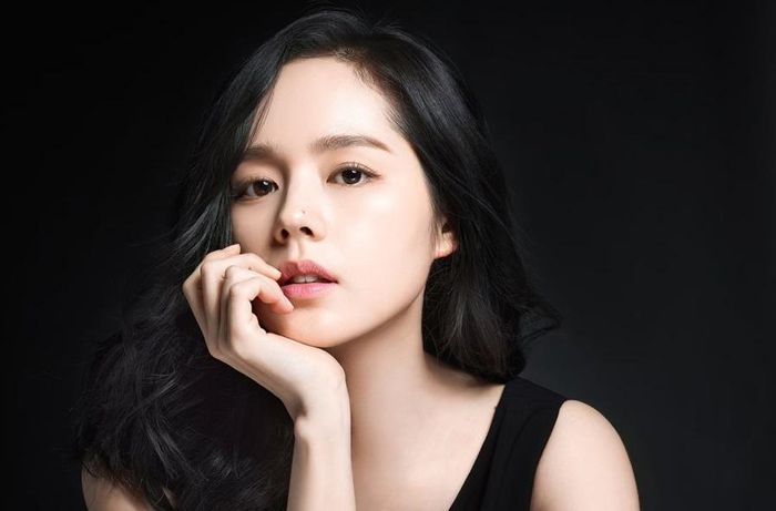 Chiếc mũi của cô là biểu tượng suốt bao năm của Hàn Quốc. Cũng giống như Min Hyorin, Han Gain sở hữu sống mũi cao dáng L-line và đầu mũi chẻ nhìn vô cùng