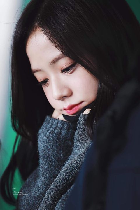 Được mệnh danh là nữ idol với khuôn mặt của 1 diễn viên, Jisoo sở hữu ngũ quan hài hòa, không góc chết và đặc biệt là chiếc mũi nhỏ, cao đẹp hoàn hảo