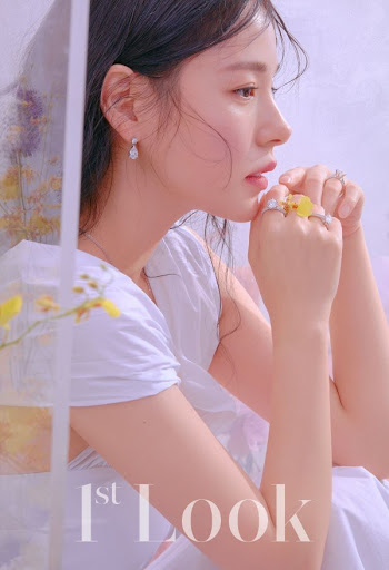 Đặc biệt cô còn vô cùng nổi tiếng với chiếc mũi hoàn hảo như được táo ra từ đồ họa. Sống mũi cao thẳng tuột với phần đầu mũi chẻ chứng tỏ sụn mũi của cô phát triển tự nhiên 1 cách đáng kinh ngạc.