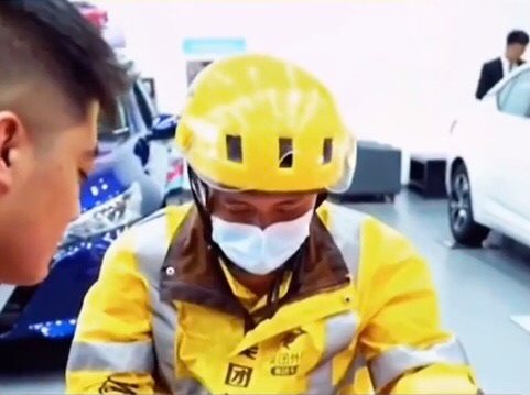 Hình ảnh nam shipper