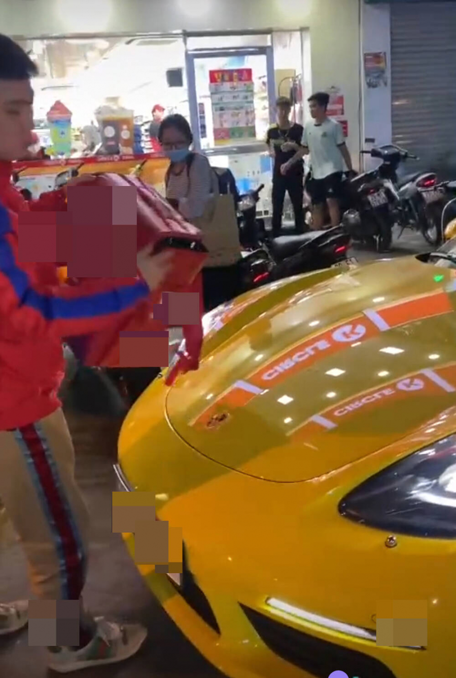 Một anh chàng shipper siêu chất ngất khác
