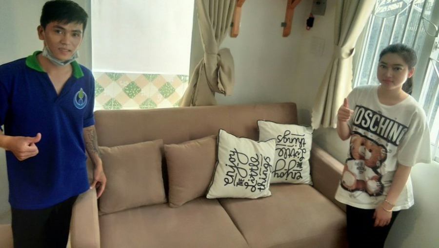 Nhân viên Alo Vệ Sinh giặt ghế sofa tại nhà khách hàng