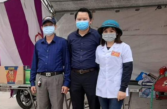 Chị Tình (bên phải) tham gia nhiệm vụ tại chốt kiểm soát dịch bệnh. Ảnh: Tuổi trẻ