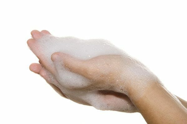 Tắm bằng xà phong gây khô da thiếu vitamin D