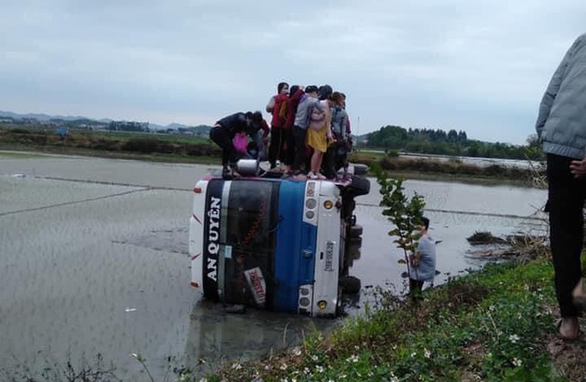 Một chiếc xe chở công nhân lao xuống ruộng và lật nhào xảy ra vào sáng nay tại Bắc Giang (Ảnh: Công luận)