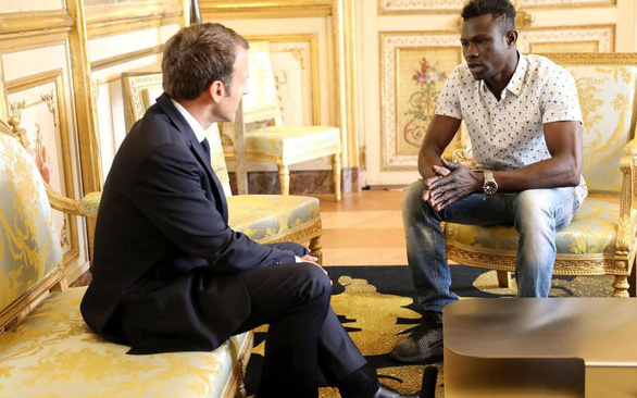Mamoudou Gassama trong cuộc gặp với Tổng thống Pháp Emmanuel Macron  