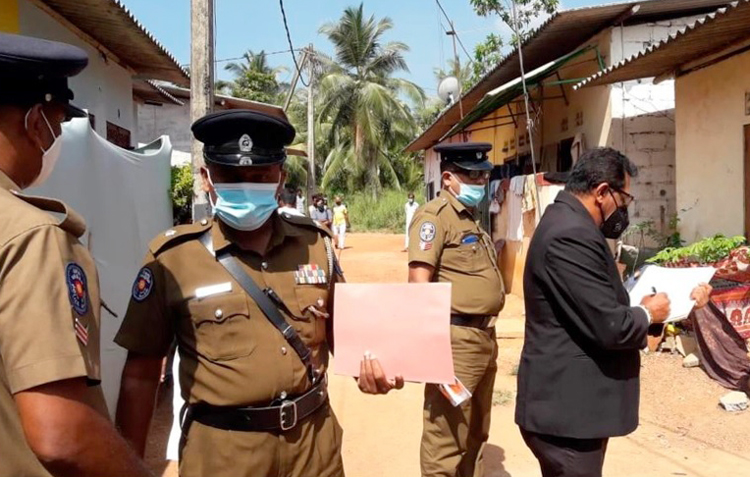 Cảnh sát Sri Lanka điều tra tại hiện trường vụ việc. Ảnh: AP  