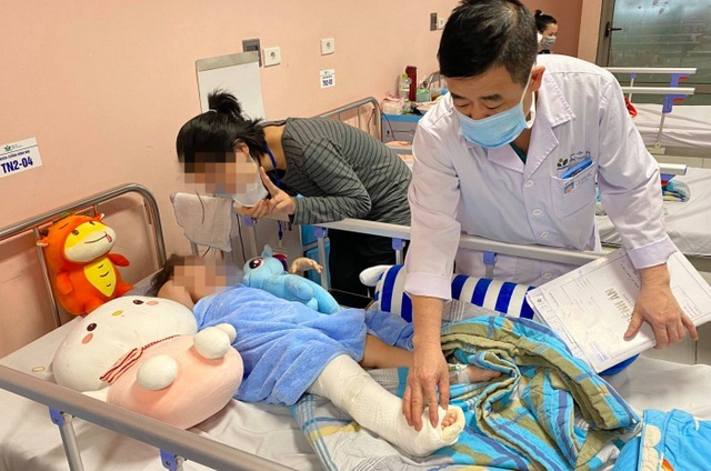 Tình hình sức khỏe của cháu bé đã tiến triển tốt và sẽ được các bác sĩ theo dõi trong ngày hôm nay (Ảnh: Dân trí)