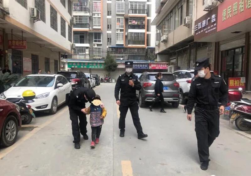 Đứa trẻ bị cả bố và mẹ
