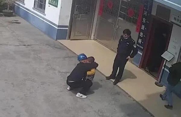 Sau đó người bố đã đến đón đứa con về nhà.