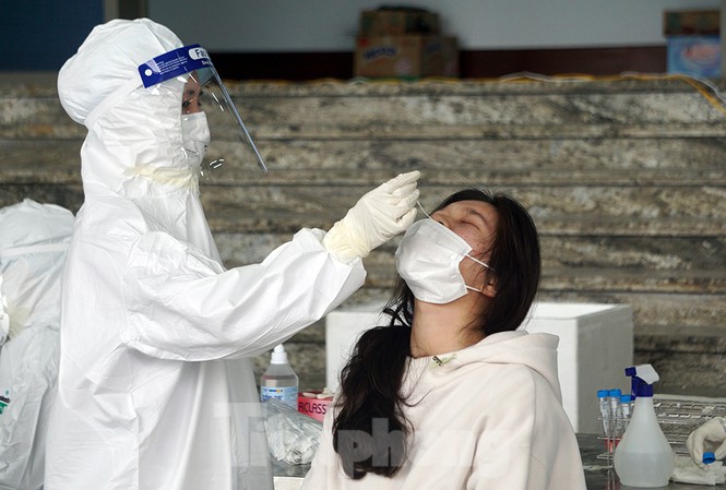 Qua kiểm tra, CDC Hải Dương ban đầu phát hiện một nữ sinh nghi dương tính Covid-19 (Ảnh: Tiền Phong)