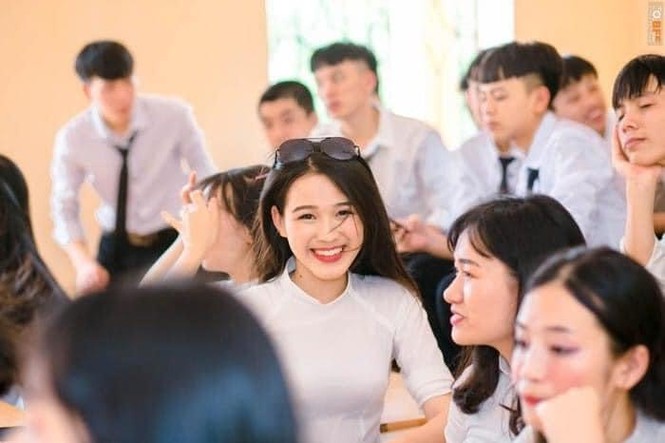 Nụ cười tỏa nắng là một thế mạnh của nàng hậu.