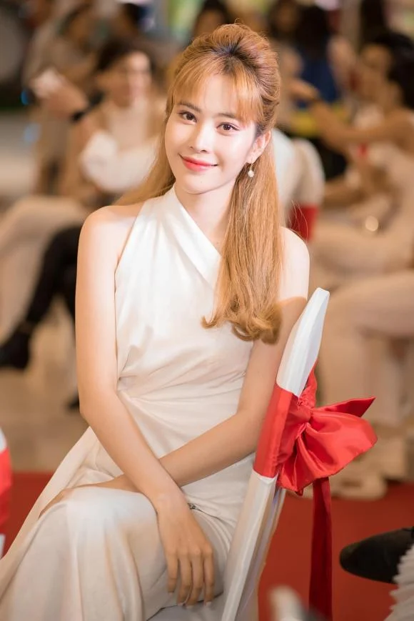 Nam Em ủng hộ 100 triệu đồng vào việc mua vắc xin Covid-19. Cô còn kêu gọi những tấm lòng vàng cùng nhau đẩy lùi dịch bệnh. Người đẹp chia sẻ: