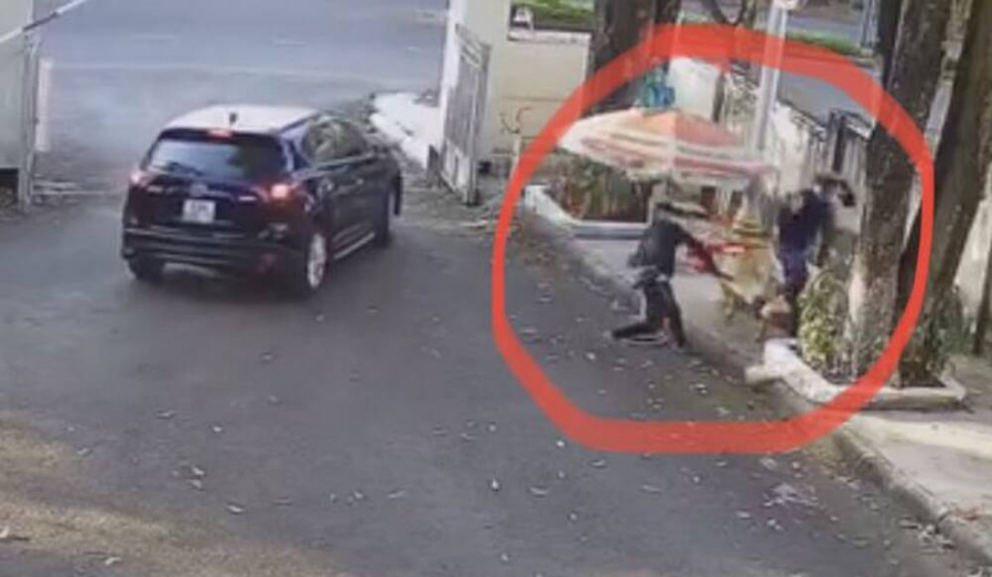 Không chấp hành, người đàn ông này còn hành hung cả bảo vệ (Ảnh cắt từ clip)