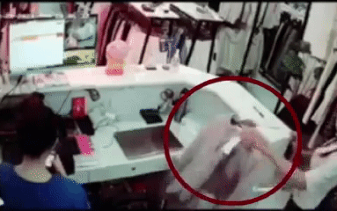 Màn ăn trộm siêu vụng về của người phụ nữ