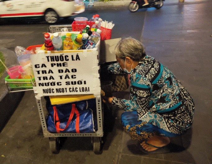 Bà Trần Thị Kim Thơm và chiếc xe đẩy bán nước của mình.(Ảnh: VOV)  
