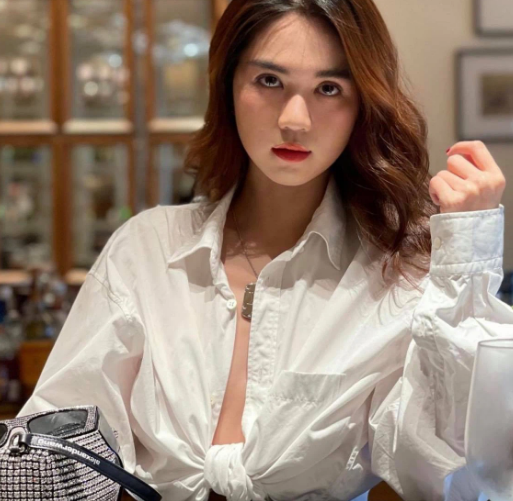 Ngọc Trinh lên đồ ra phố để cafe gặp gỡ bạn bè. Cô diện sơ mi trắng, thả rông vòng 1 nhưng gây tranh cãi vì vòng 1 khủng thường thấy bỗng phẳng lì, mất hút. Lập tức, Ngọc Trinh đã có pha đáp trả bình luận:
