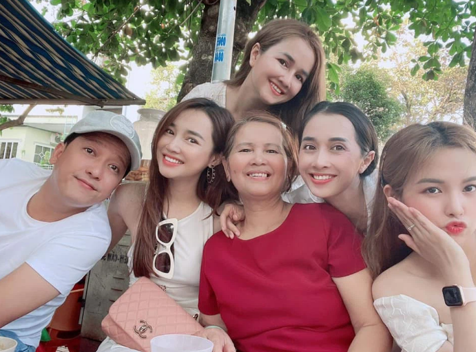Ngày 8/3, Nhã Phương đã cùng chị gái Bích Trâm, em gái Jummy Phương Anh và em dâu chụp ảnh xinh đẹp. Cô viết: