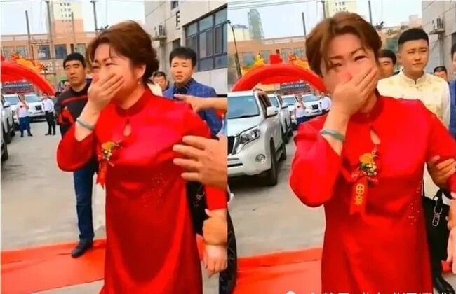 Ngày con dâu tái hôn, bà mẹ chồng khóc nức nở tiễn con lên tận xe (Ảnh: QQ)