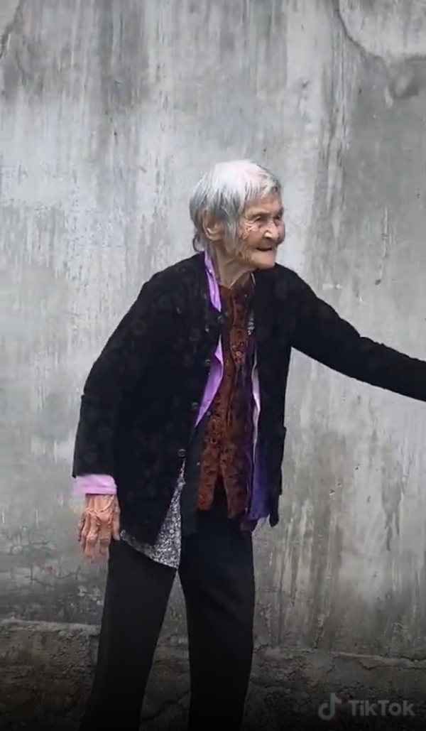 Cụ già 103 tuổi men bờ tường ra tận cổng tiễn con
