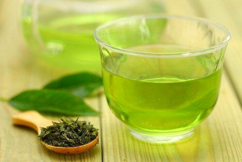Uống trà xanh giúp giảm cân