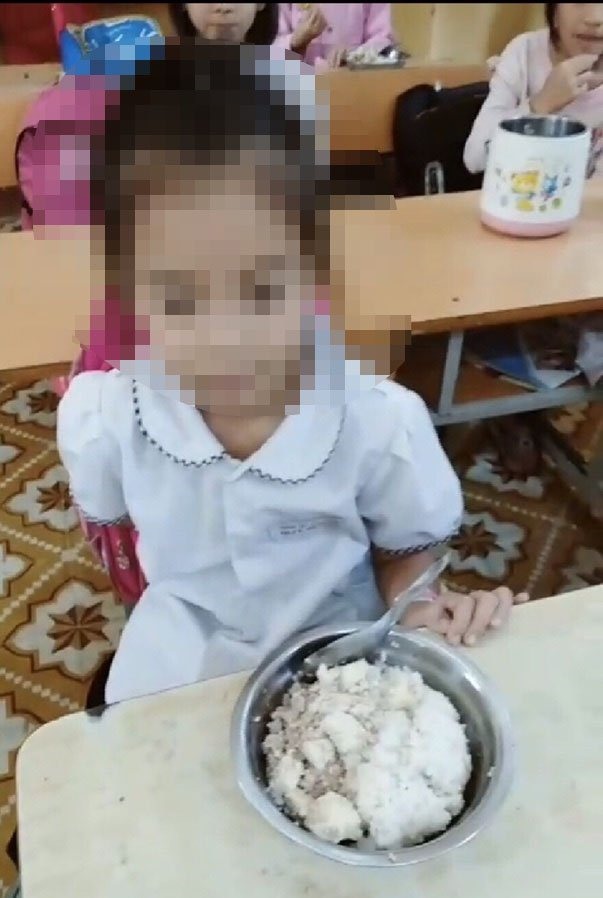 Bữa ăn thiếu chất của học sinh trường Tiểu học&THCS Quy Mông. Ảnh: Phụ huynh cung cấp