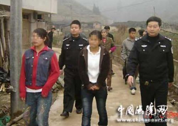 Cả Lưu Tuệ và Lưu Mai được cảnh sát dẫn về trụ sở để điều tra, làm rõ (Ảnh:  Sina)