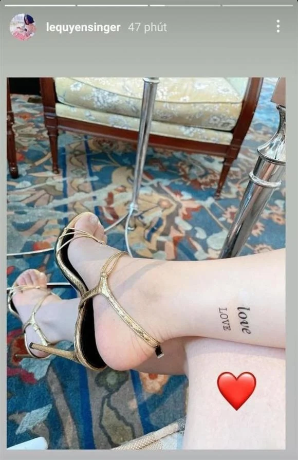 Lệ Quyên hào hứng khoe hình xăm mới đi kèm là icon hình trái tim đỏ. Hình xăm mới của nữ ca sĩ là 2 chữ