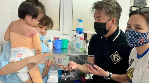 Đàm Vĩnh Hưng từng đăng tải bài viết kêu gọi quyên góp để giúp đỡ bé Huyền Anh (3 tuổi, ở Hải Phòng) không may đụng phải nồi nước đun sôi và bị đổ hết vào người, dẫn đến cơ thể bị bỏng cấp độ 4. Và mới đây Đàm Vĩnh Hưng đã có mặt tại Hà Nội để trao tận tay số tiền 200 triệu. Anh chia sẻ: