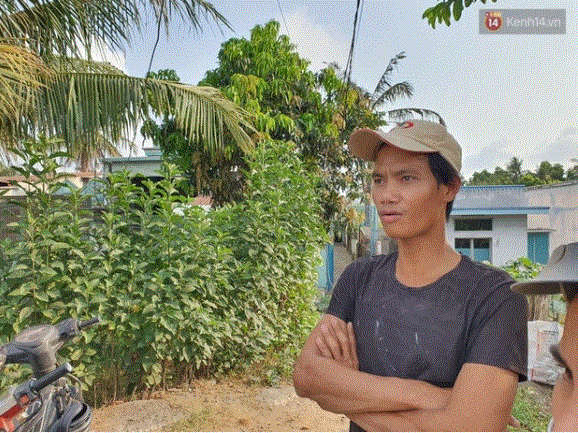 Anh Tú (hàng xóm) kể lại sự việc (Ảnh: Doanh nghiệp và Tiếp thị)