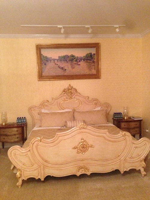 Một chiếc giường lộng lẫy kiểu hoàng gia