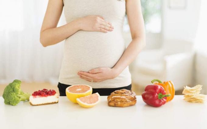 Mẹ bầu không ăn uống đầy đủ khiến con thấp còi