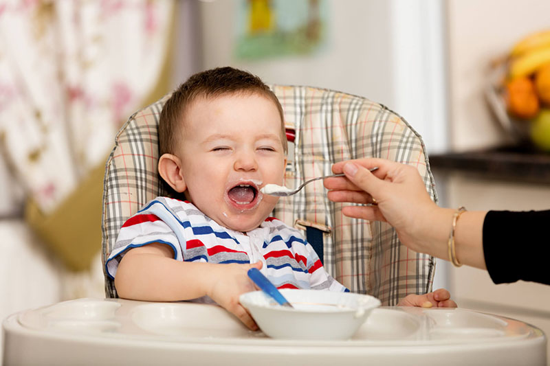 Nên tăng dần độ thô cho trẻ và bữa ăn đảm bảo đủ các nhóm chất