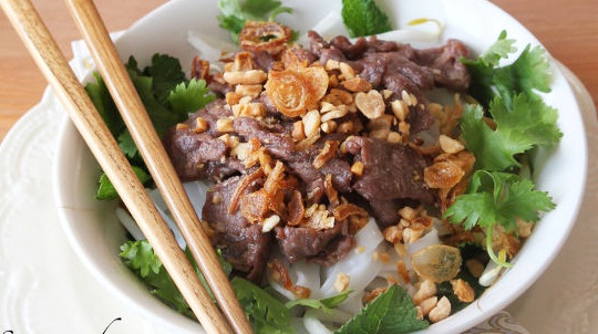 Phở trộn kiểu Thái ăn chua chua ngọt ngọt lạ miệng